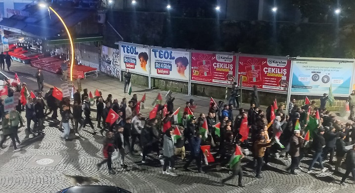 AGD’ nin Çağrısıyla Gece 23.30’ da Rizeli Filistin İçin Sokağa İndi