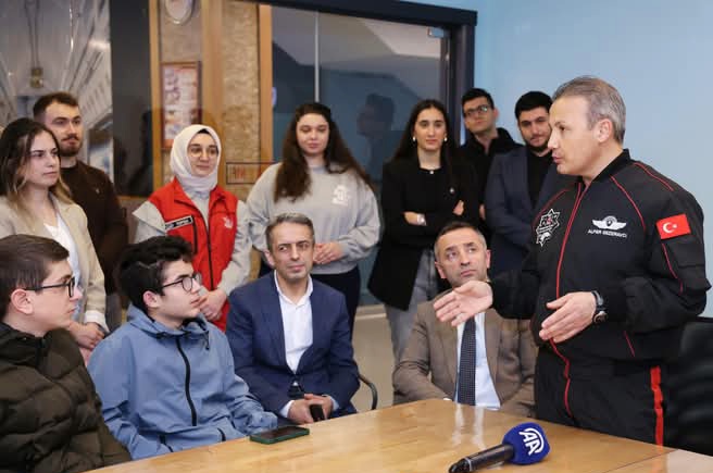 ASTRONOT ALPER GEZERAVCI RİZE'DE GENÇLERLE BULUŞTU