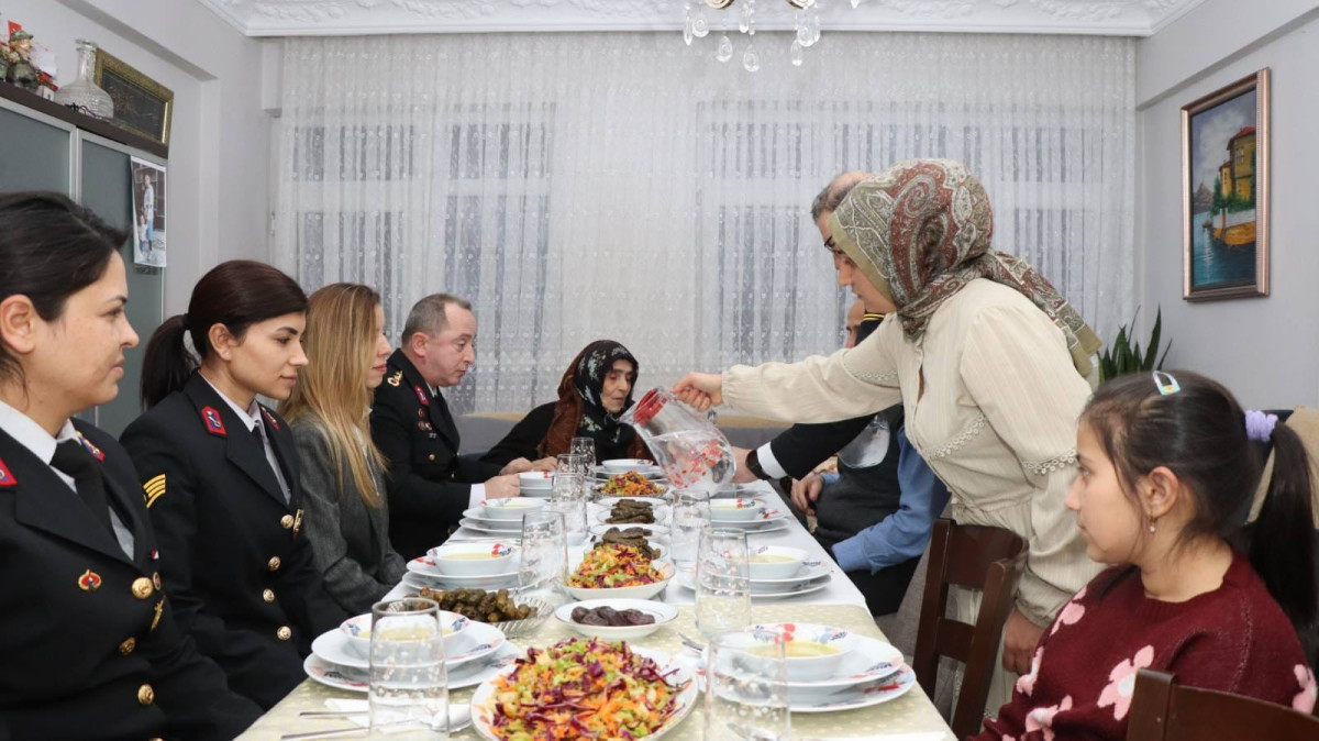 RİZE İL JANDARMA ŞEHİT P. ER SANDALLI'NIN AİLESİYLE İFTAR YAPTI 