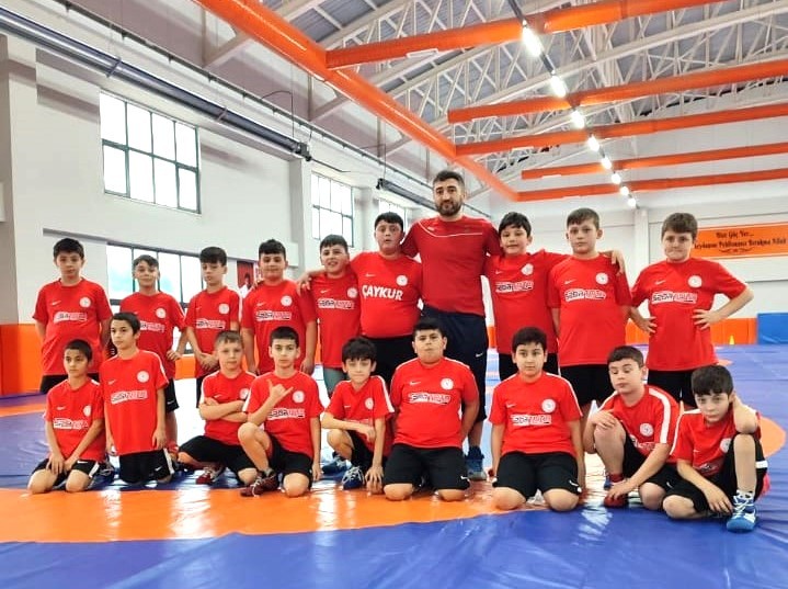 ÇAYKURSPOR’GÜREŞ VE FUTBOL OKULLARINA YOĞUN İLGİ