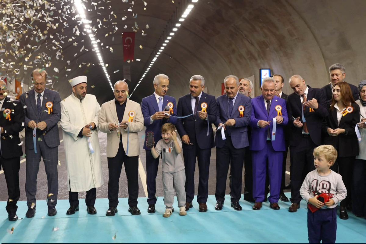 ÇAMLIHEMŞİN TÜNELLİ GEÇİŞİ BAKAN URALOĞLUNUN KATILIMIYLA HİZMETE AÇILDI
