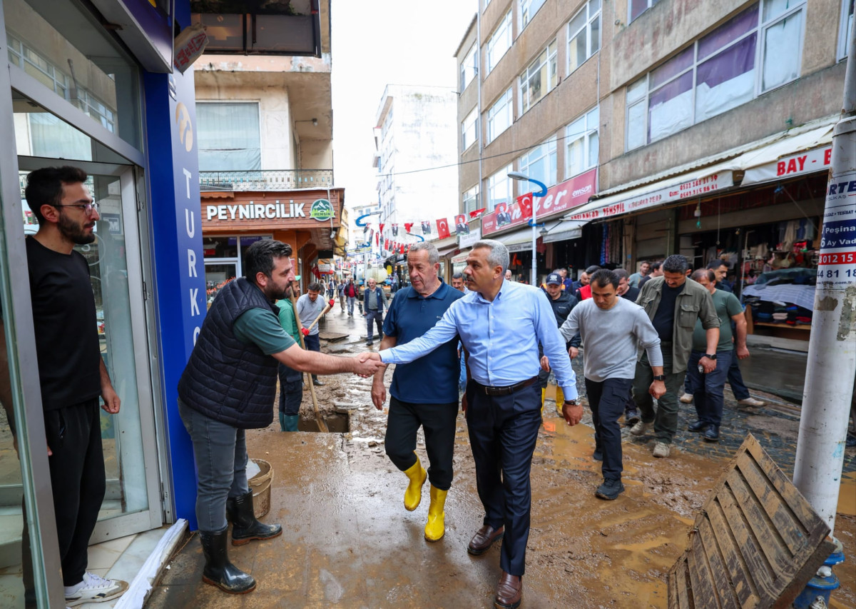 RİZE VALİSİ BAYDAŞ, İYİDERE VE PAZAR İLÇEMİZ BAŞTA OLMAK ÜZERE İLİMİZDE ETKİLİ OLAN YAĞIŞLAR SONUCUNDA MEYDANA GELEN HEYELAN VE SU BASKINLARININ HASARLARINI ORTADAN KALDIRMA ÇALIŞMALARIMIZ 7/24 SAAT DEVAM EDİYOR.