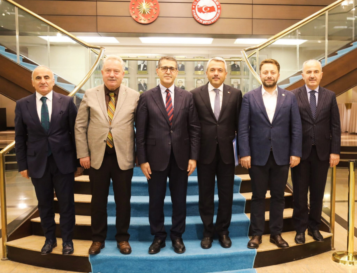 RİZE BÜROKRAT VE SİYASETİNDEN CUMHURBAŞKANLIĞI STRATEJİ VE BÜTÇE BAŞKANINA ZİYARET