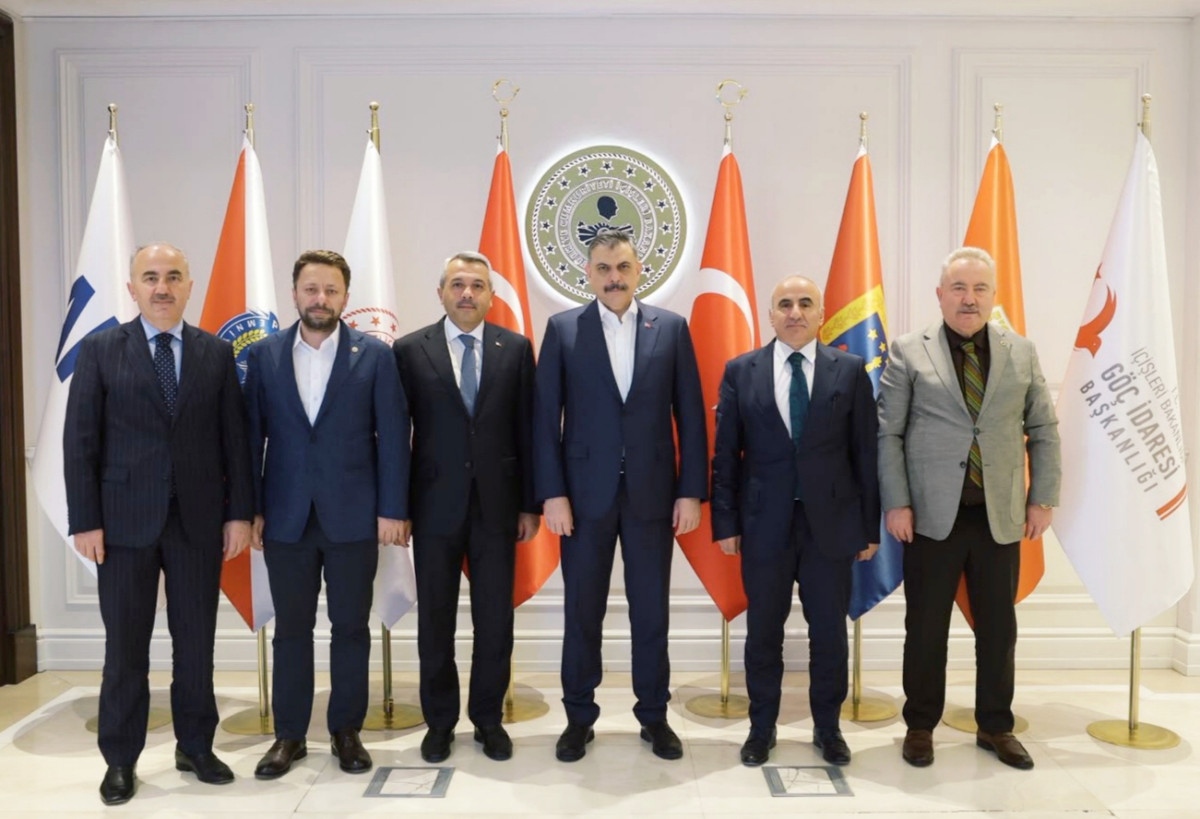 RİZE BÜROKRAT VE SİYASETİNDEN İÇİŞLERİ BAKANI ÇİFTÇİ 'YE ZİYARET
