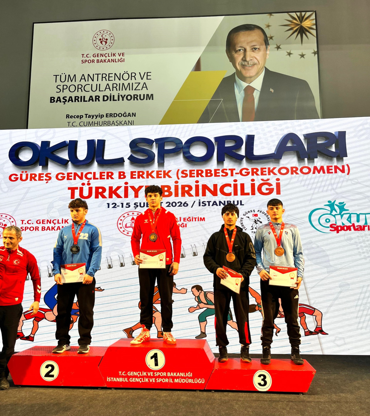 RİZELİ GÜREŞCİ OKUL SPORLARINDA TÜRKİYE BİRİNCİSİ OLDU