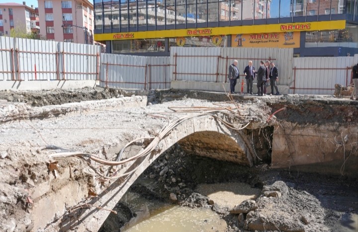 BAŞKAN METİN 'DEN GEÇMİŞE VEFA ; 200 YILLIK ÇİTANIN KÖPRÜSÜNÜ GÜN YÜZÜNE ÇIKARDI