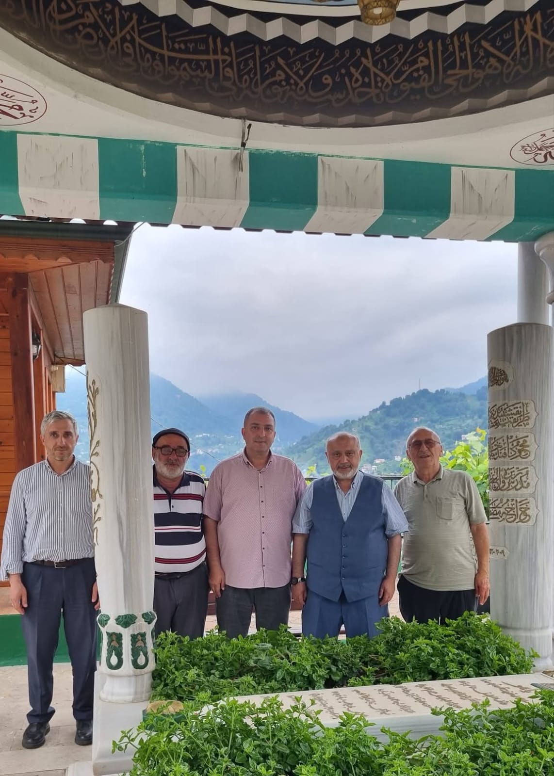 ESKİ RİZE MİLLETVEKİLİ VE RİZE BELEDİYE BAŞKANI ŞEVKİ YILMAZ 'DAN ZAVENDİKLİ MUSTAFA HOCAEFENDİNİN KABRİNE ZİYARET 